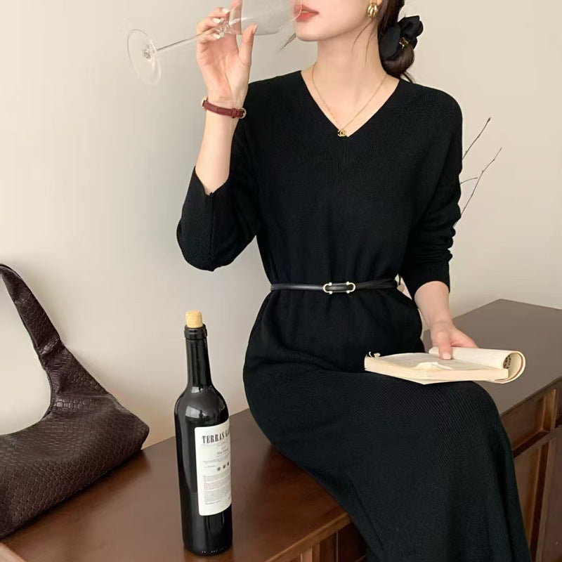 Damen Langes Feinstrick-Midikleid mit V‑Ausschnitt, Seitenschlitz und entspannter Silhouette Echoarchiv