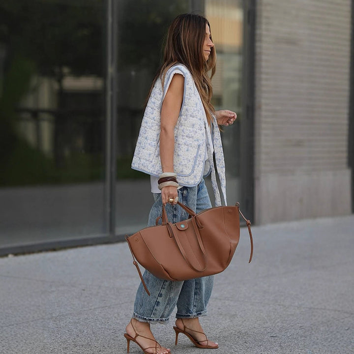 Damen Geräumiger Leder-Shopper mit geschwungener Silhouette und Magnetverschluss Echoarchiv