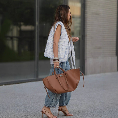 Damen Geräumiger Leder-Shopper mit geschwungener Silhouette und Magnetverschluss Echoarchiv