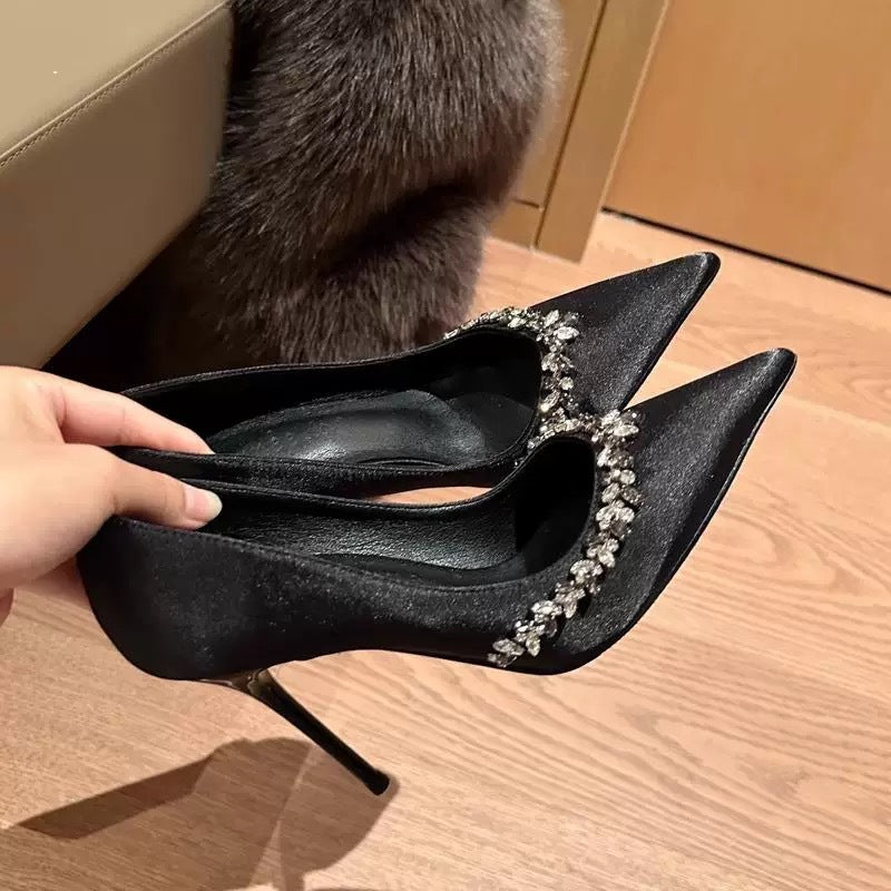 Damen Luxuriöse Lackpumps mit spitzem Zehenbereich und Strassbesatz Stiletto-Absatz – Lioré