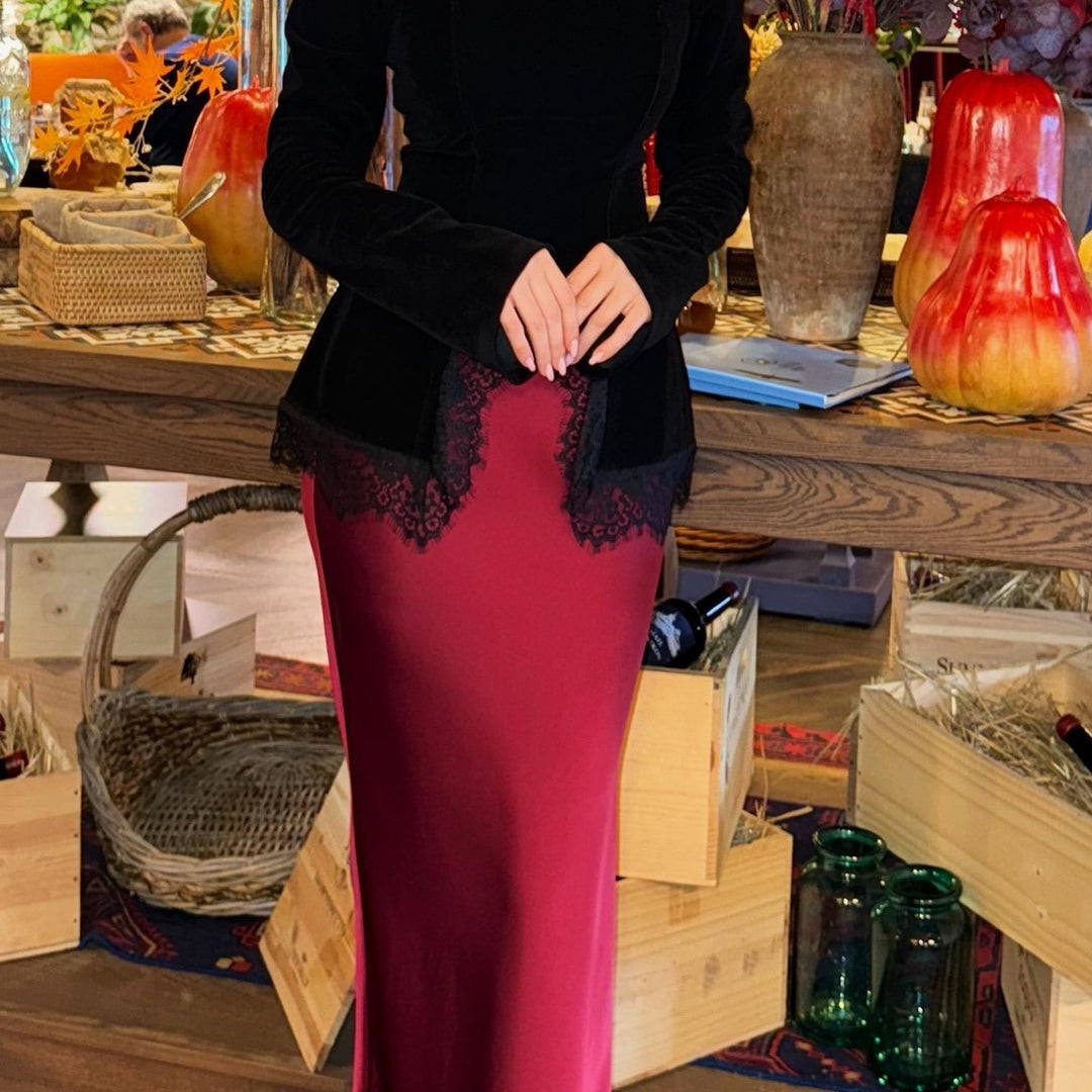 Damen Elegantes Samt-Longsleeve mit Spitzenbesatz und halbkreisförmigem Vorderschlitz Echo Archiv
