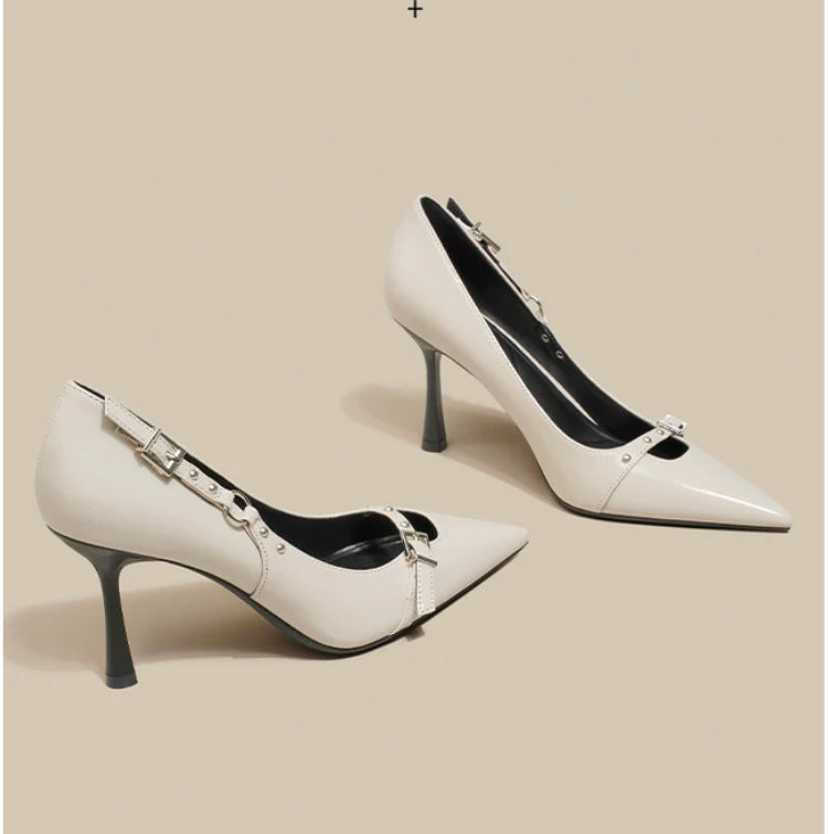 Damen Spitz zulaufende Lackpumps mit schmalem Stiletto und Zierdetail – Lioré