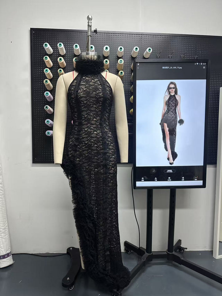 Damen Elegantes Spitzenkleid mit voluminösen Rüschen und transparenten Details Echo Archiv
