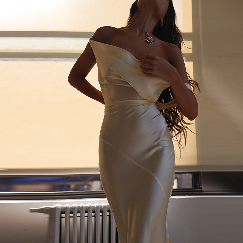 Damen Elegantes Satin-Maxikleid mit asymmetrischem Oberteil und fließendem Schnitt Echo Archiv