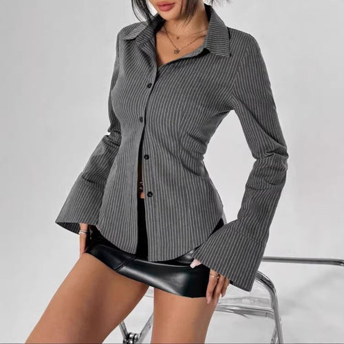 Damen Taillierte Nadelstreifen-Bluse mit ausgestellten Manschetten – Élovi