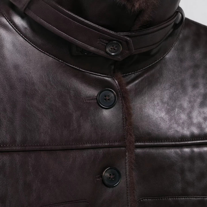 Damen Kurze Lammfelljacke im Vintage-Look mit hohem Stehkragen und aufgesetzten Taschen Echoarchiv