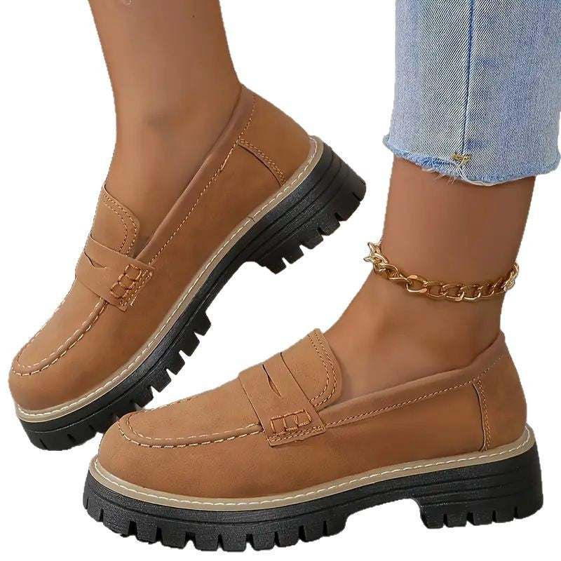 Damen robuster Plateau-Halbschuh im Loafer-Stil mit profilierter Gummisohle und dekorativem Steg Echo Archiv