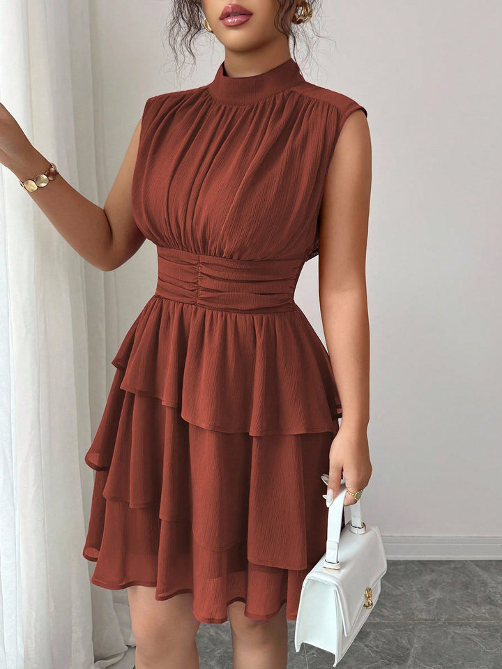 Damen Ärmelloses Chiffon-Stufenkleid mit Stehkragen und taillierter Raffung – Élara