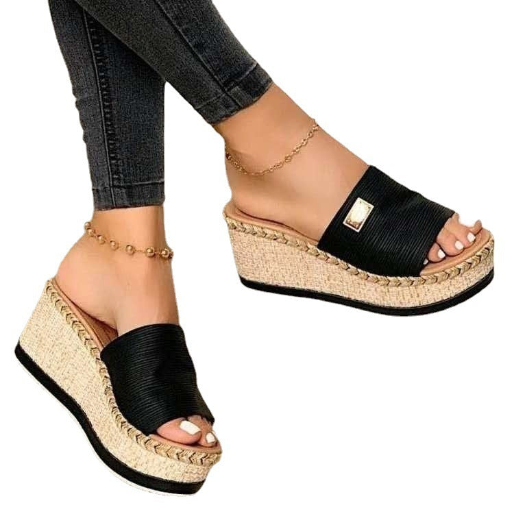Damen Keil-Pantoletten mit Bast-Plateau, geflochtenem Rand und breitem Textilriemen – Sorelia