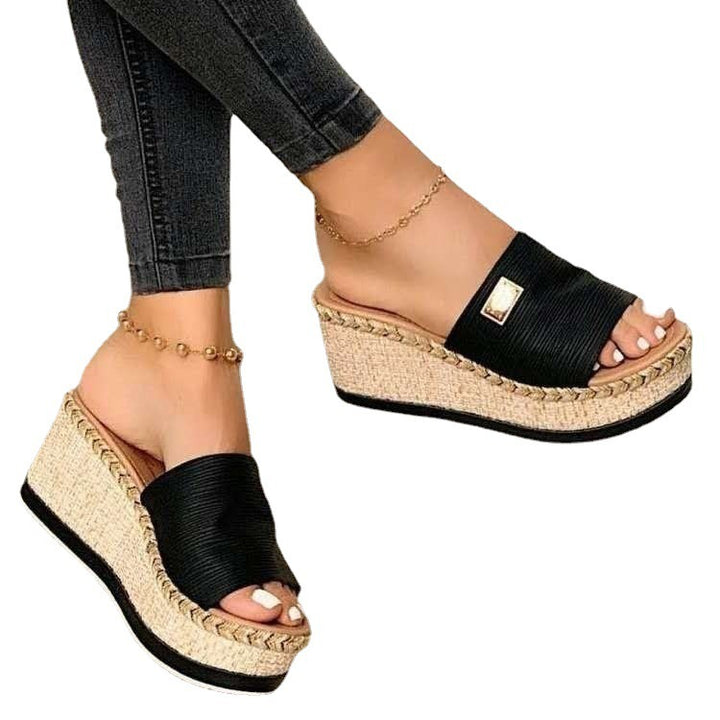 Damen Keil-Pantoletten mit Bast-Plateau, geflochtenem Rand und breitem Textilriemen – Sorelia