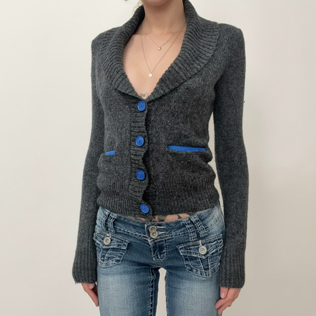 Damen kurze Strickjacke mit Schalkragen, Zierknopfleiste und kontrastierenden Taschenpaspeln – Veloura