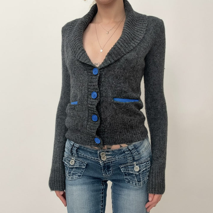 Damen nan kurze Strickjacke mit Schalkragen, Zierknopfleiste und kontrastierenden Taschenpaspeln Echo Archiv
