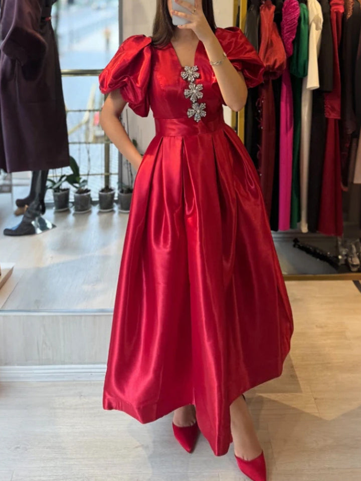 Damen Abendkleid mit schimmerndem Satin und voluminösen Puffärmeln Echo Archiv