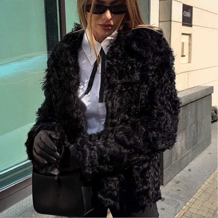 Damen Boxy-Kurzmantel aus gewelltem Faux-Fur mit strukturierter Wellenoptik und offener Front Echoarchiv