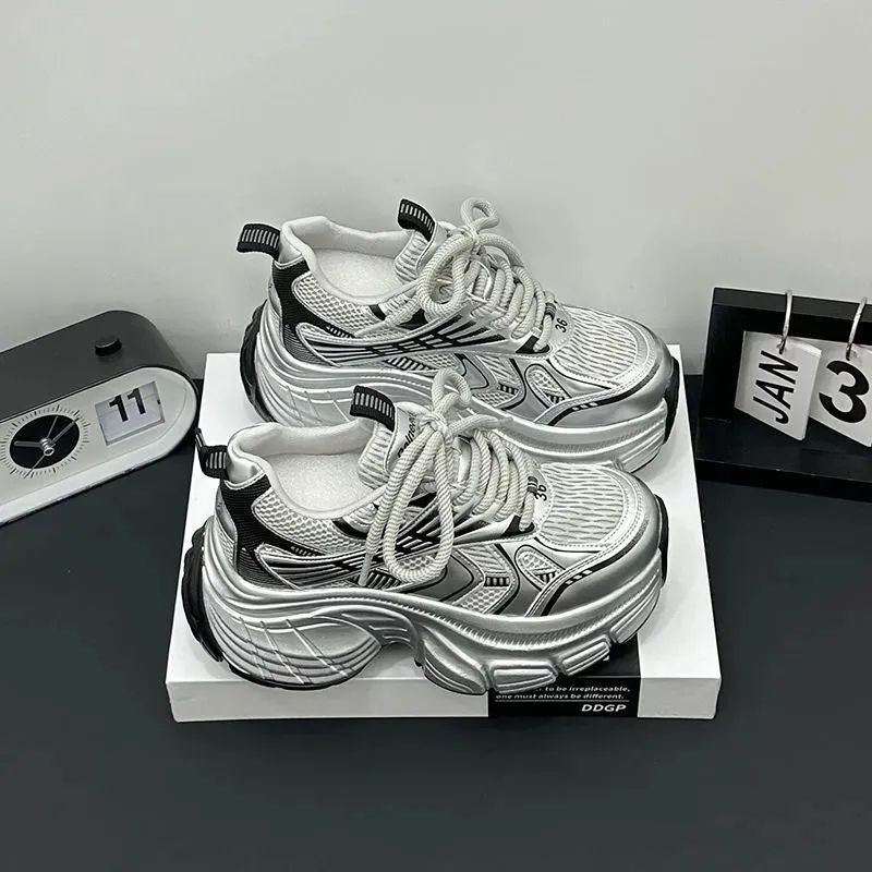 Damen Skulpturale Platform‑Sneaker mit extravaganter Wedgesohle – Névara
