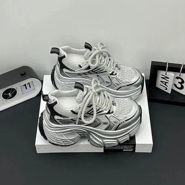 Damen Skulpturale Platform‑Sneaker mit extravaganter Wedgesohle – Névara