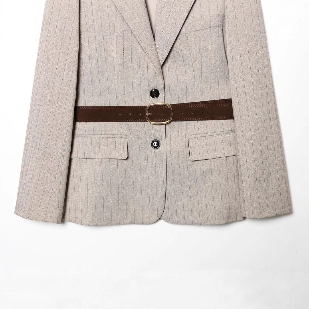 Damen taillierter Nadelstreifen-Blazer mit dekorativem Gürtel und Pattentaschen – Valéne