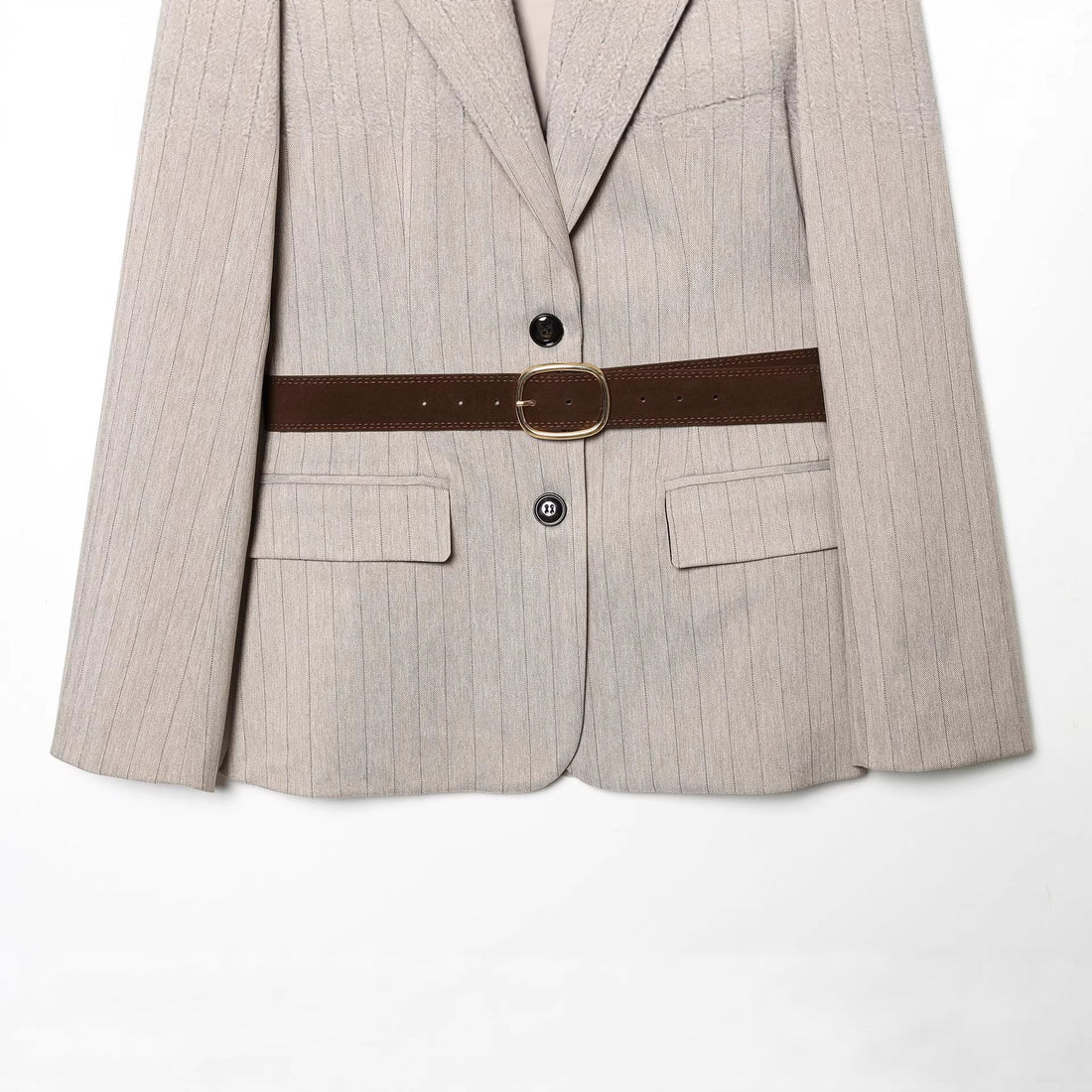 Damen taillierter Nadelstreifen-Blazer mit dekorativem Gürtel und Pattentaschen – Valéne