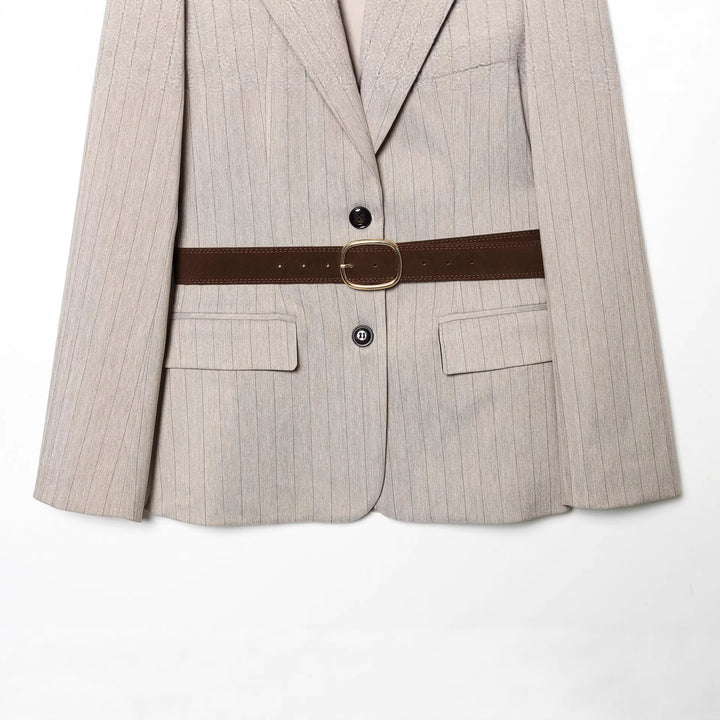 Damen taillierter Nadelstreifen-Blazer mit dekorativem Gürtel und Pattentaschen – Valéne