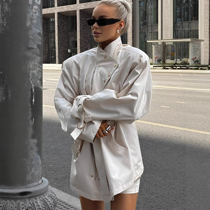 Damen Kurz‑Trench im Oversize‑Look mit extrabreitem Revers und Druckknopfverschluss Echoarchiv