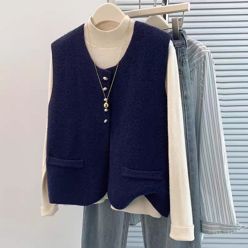 Damen Kurzgeschnittene Ärmellose Strickweste mit Perlenknopfleiste und aufgesetzten Taschen Echoarchiv