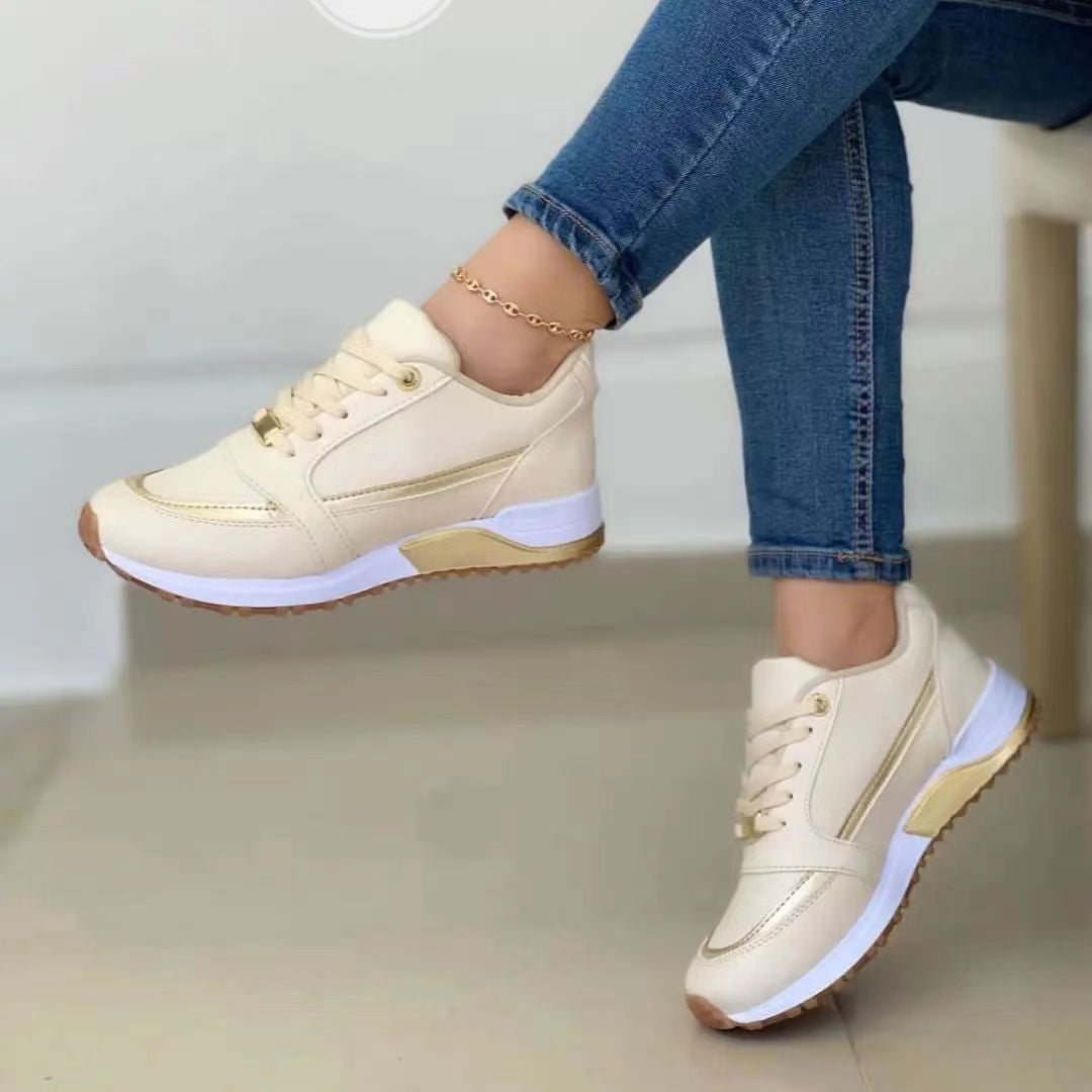 Damen Keilabsatz-Sneaker mit Goldakzenten und gepolsterter Laufsohle – Névara