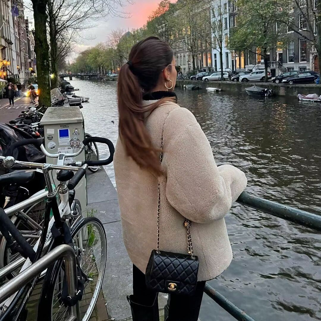Damen kuschelige Teddyjacke mit Knebelverschlüssen, Rundhals und Kontrastpaspel – Célinea