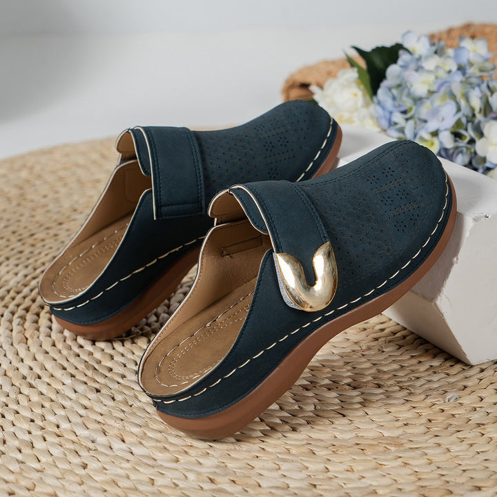 Damen Bequeme Slipper‑Pantoletten mit verstellbarem Schnallenriemen und dekorativer Perforation – Lioré