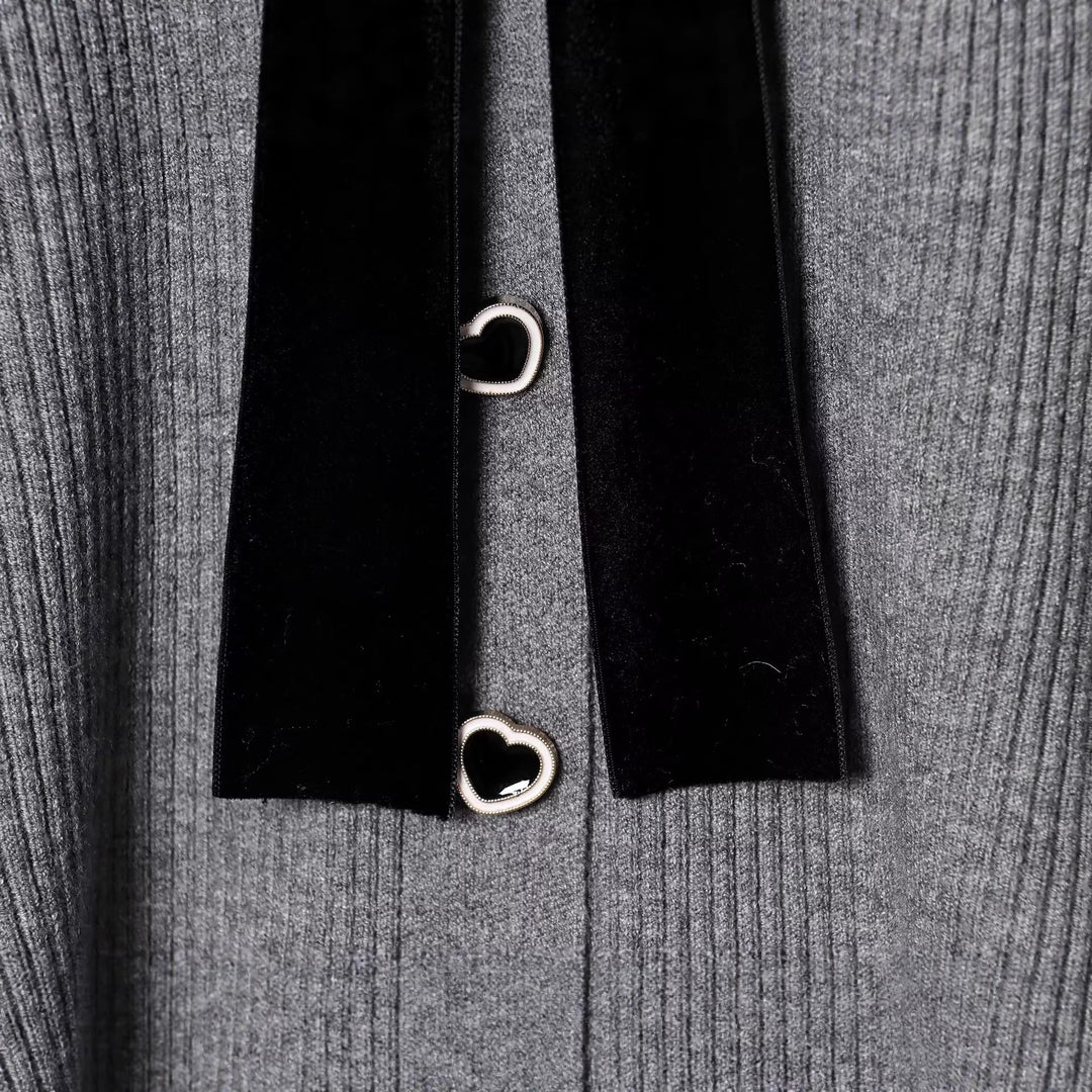 Damen Feinstrick-Cardigan mit V-Ausschnitt, Samtschleife und Herzknöpfen Echoarchiv