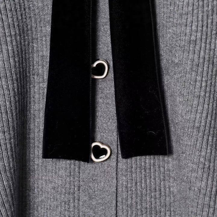 Damen Feinstrick-Cardigan mit V-Ausschnitt, Samtschleife und Herzknöpfen Echoarchiv