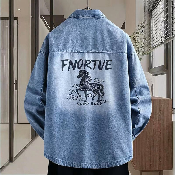 Herren Locker geschnittene Denim-Hemdenjacke mit künstlerischem Rückenprint und Overshirt-Schnitt Echoarchiv