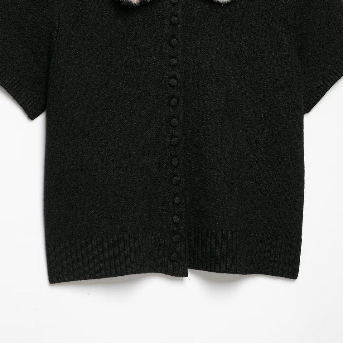 Damen Kurzarm-Feinstrickcardigan mit abnehmbarem Kunstfell-Kragen im Leopardenmuster Echoarchiv