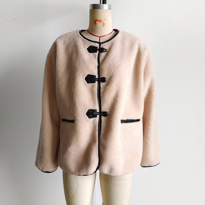 Damen kuschelige Teddyjacke mit Knebelverschlüssen, Rundhals und Kontrastpaspel – Célinea