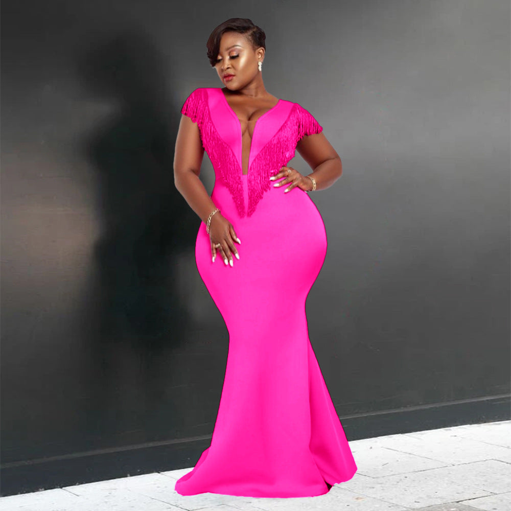 Damen figurbetontes Abendkleid mit Fransen und tiefem V-Ausschnitt Echo Archiv