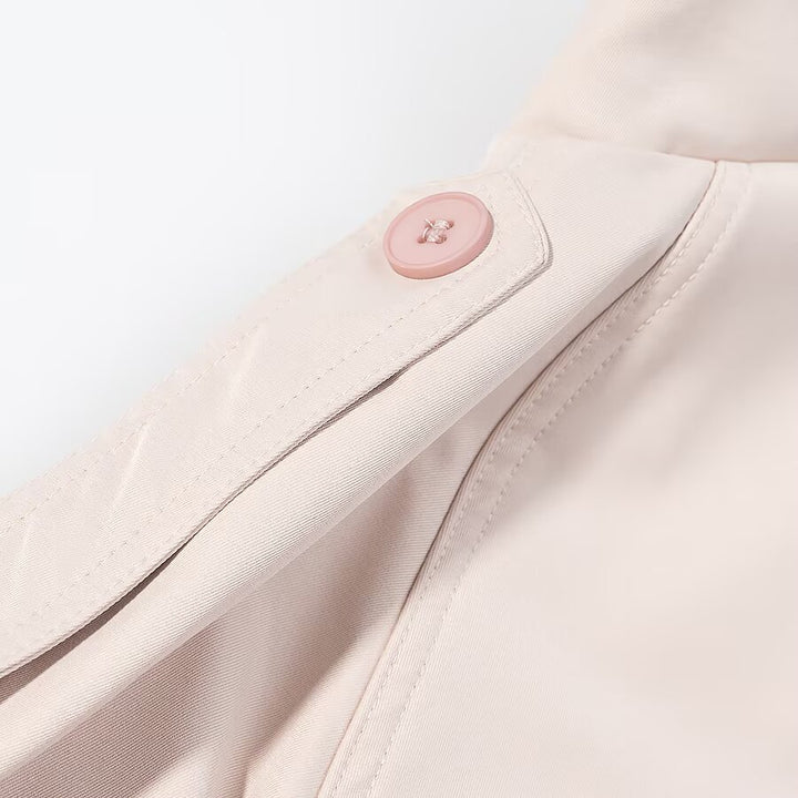 Damen Kurze zweireihige Trenchjacke mit hohem Stehkragen, Schulterklappen und Bindegürtel Echoarchiv