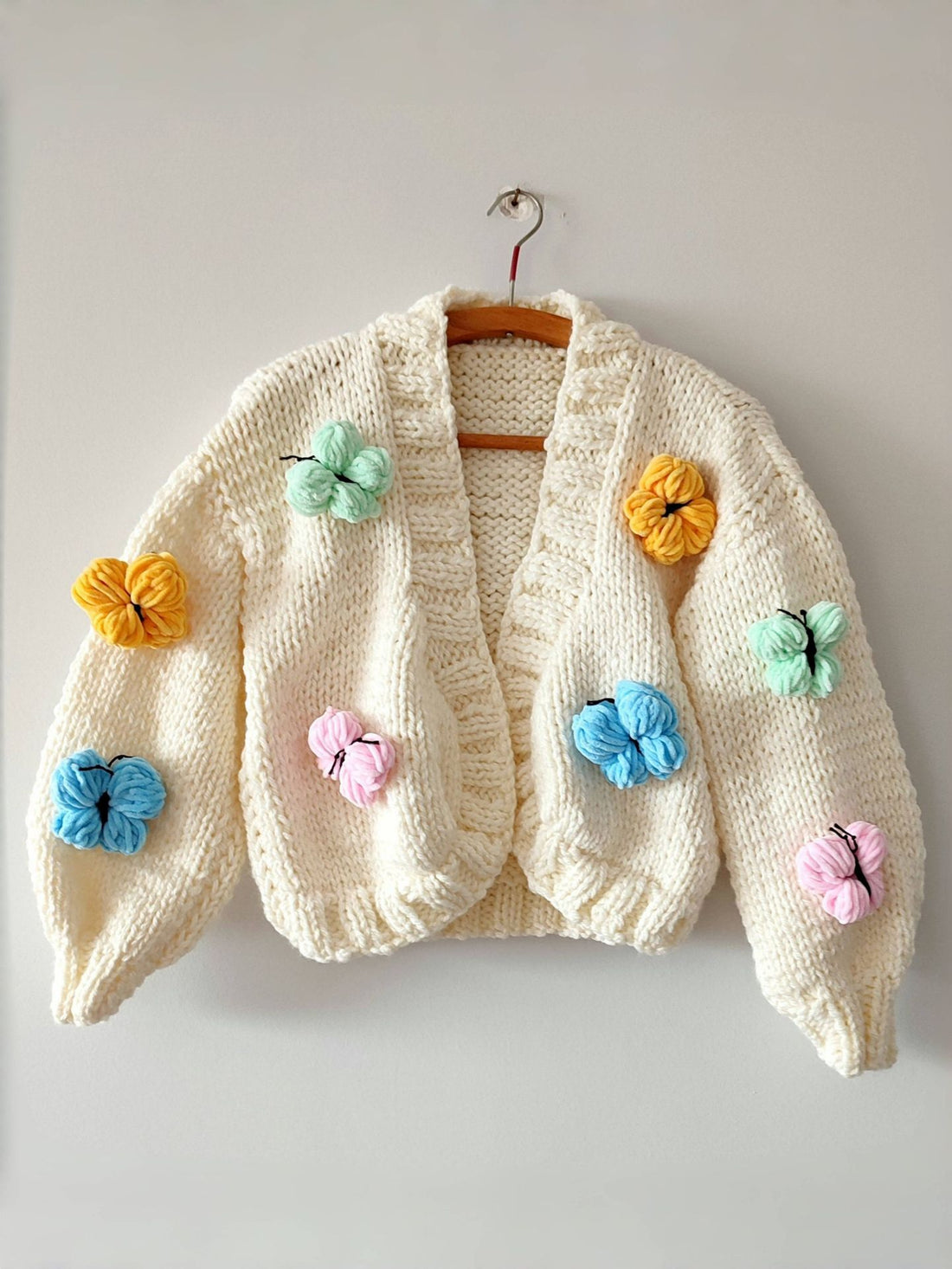 Damen Modische Strickjacke mit Blumendekor – Célinea