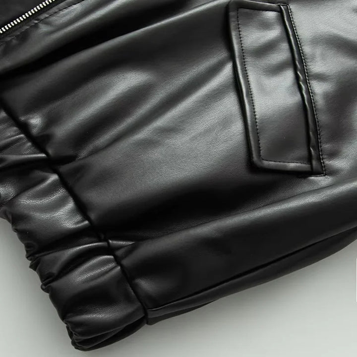 Damen nan oversized Kunstleder‑Bomberjacke mit integrierter Sweat‑Kapuze, durchgehendem Metallreißverschluss und Pattentaschen Echo Archiv