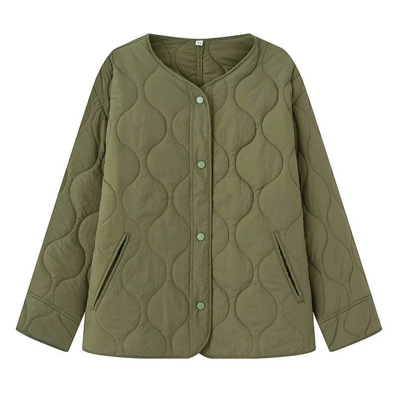 Damen gesteppte Übergangsjacke mit Rundhalsausschnitt, Druckknopfverschluss und wellenförmiger Steppung – Célinea