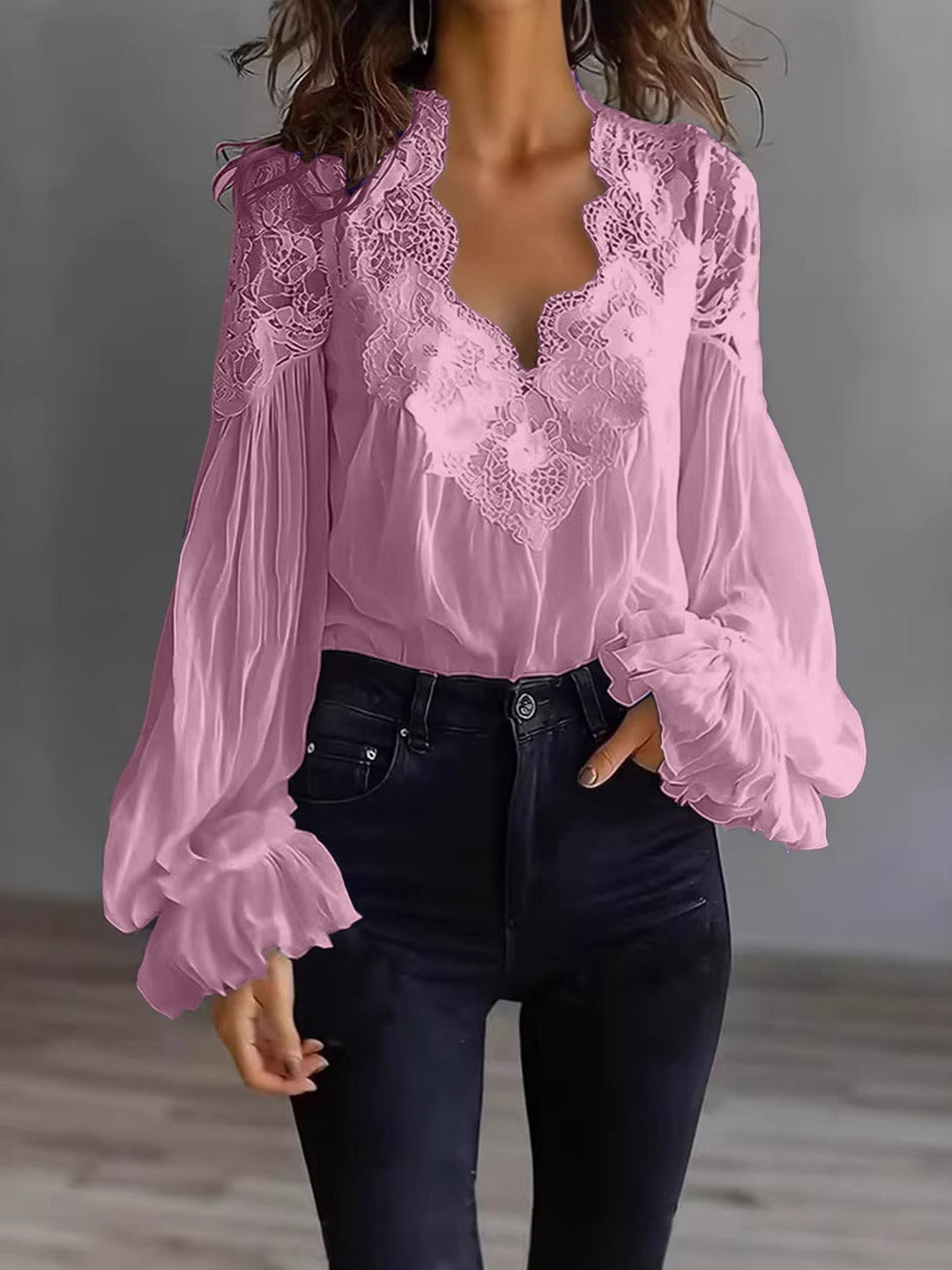Damen Chiffon-Bluse mit Spitzen-V-Ausschnitt und weiten Plissee-Ärmeln Echo Archiv