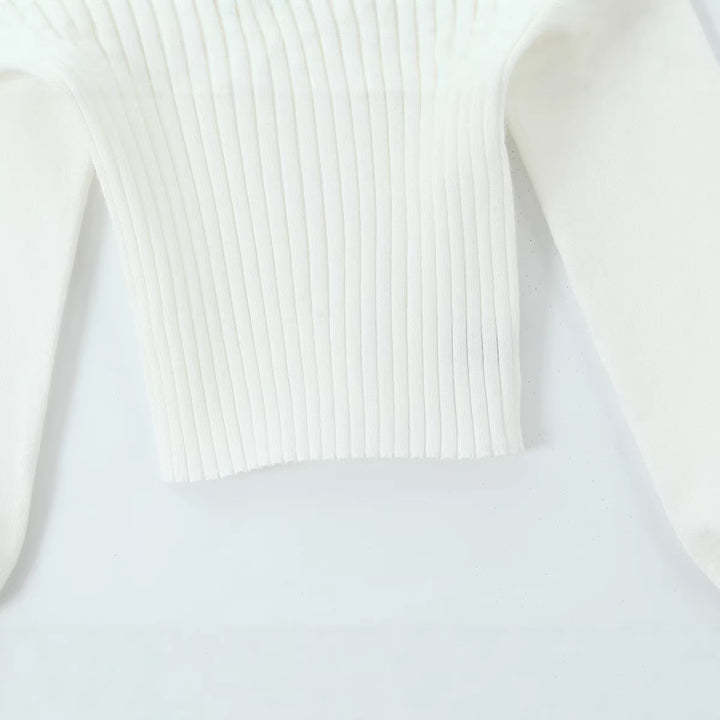 Damen Cropped-Feinstrickpullover mit taillierter Rippenstruktur, V-Ausschnitt, Rüschenbesatz und Ballonärmeln Echoarchiv