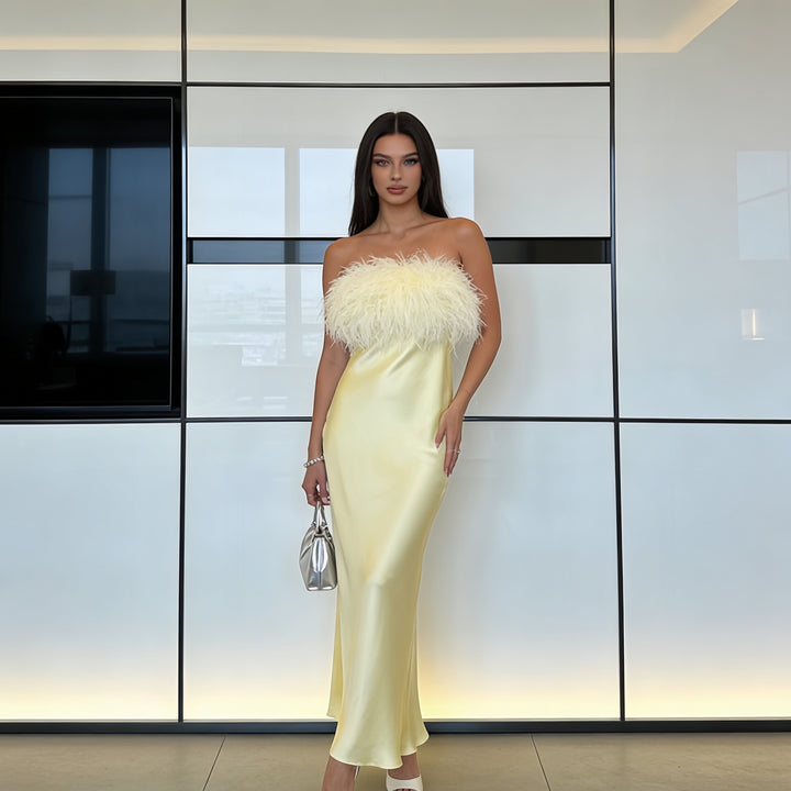 Damen Elegantes und luxuriöses Abendkleid mit dekorativem Federbesatz Echo Archiv