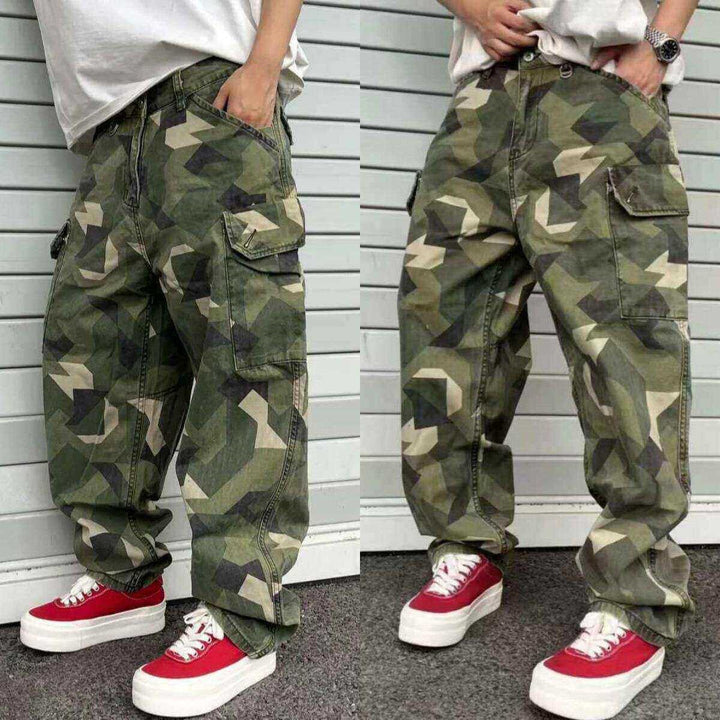 Herren Cargo-Hose mit modernem Camouflage-Design Echoarchiv