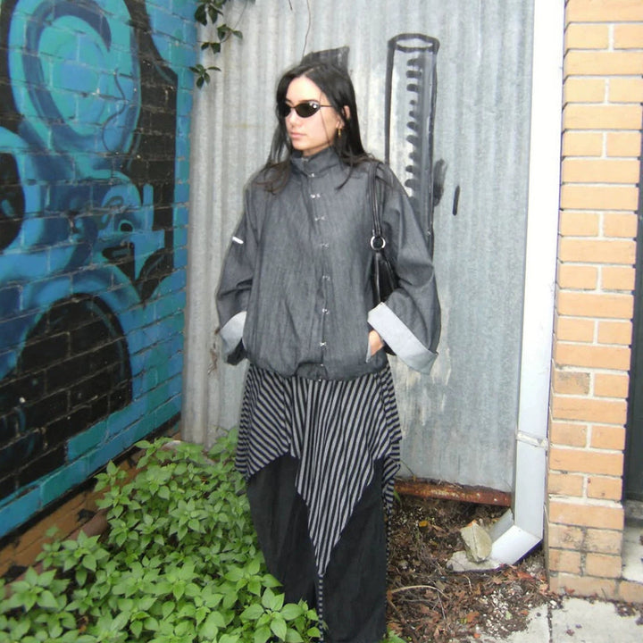 Damen Oversize-Boxy-Jacke mit asymmetrischem Druckknopfverschluss und Ärmeltasche Echoarchiv