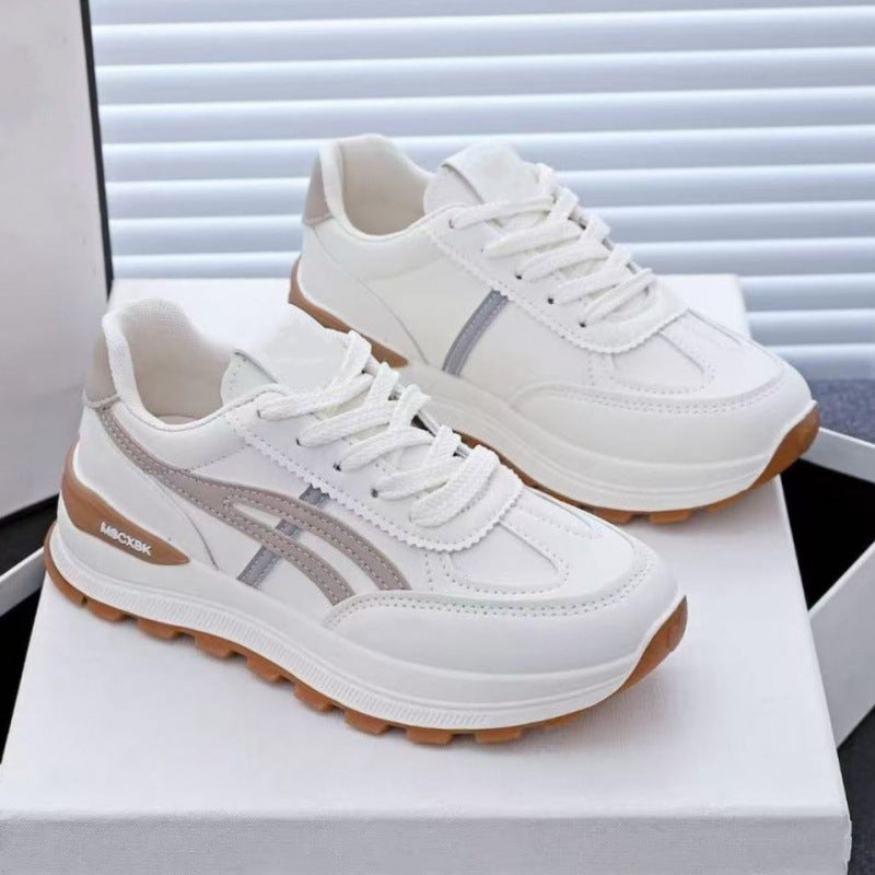 Damen Voluminöse Plateausneaker mit rutschfester Gummiprofilsohle und seitlichen Zierstreifen – Névara