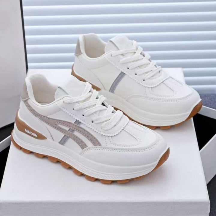Damen Voluminöse Plateausneaker mit rutschfester Gummiprofilsohle und seitlichen Zierstreifen – Névara
