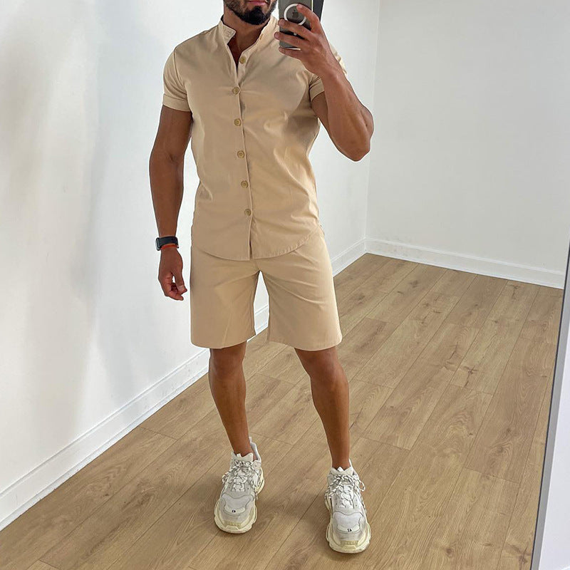 Herren modernes Kurzarmhemd mit eckigem Kragen und sportlichen Shorts Echoarchiv