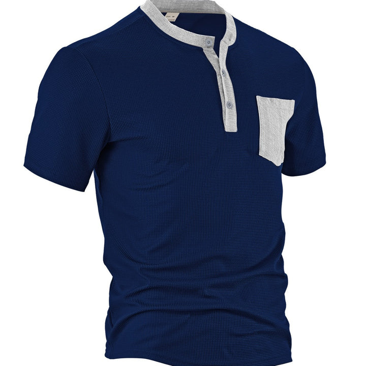Herren modisches Kurzarm-Henley-Shirt mit strukturierter Oberfläche und praktischer Brusttasche Echoarchiv