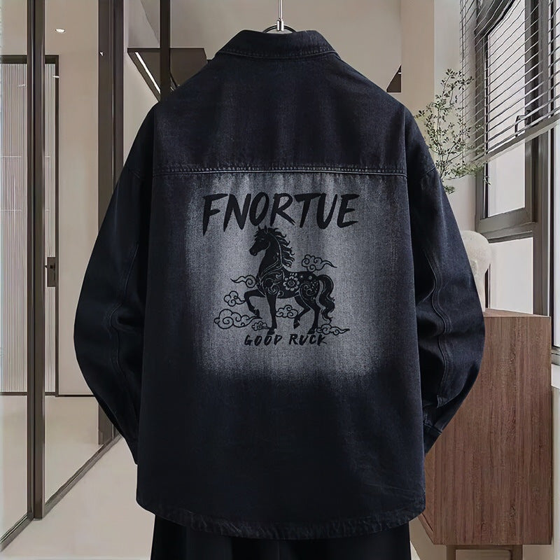 Herren Locker geschnittene Denim-Hemdenjacke mit künstlerischem Rückenprint und Overshirt-Schnitt Echoarchiv