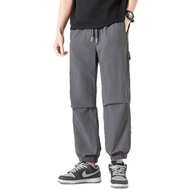 Herren Nylon-Mix Relaxed-Jogger mit elastischem Komfortbund, verdeckten Reißverschlusstaschen und geripptem Knöchelabschluss Echo Archiv