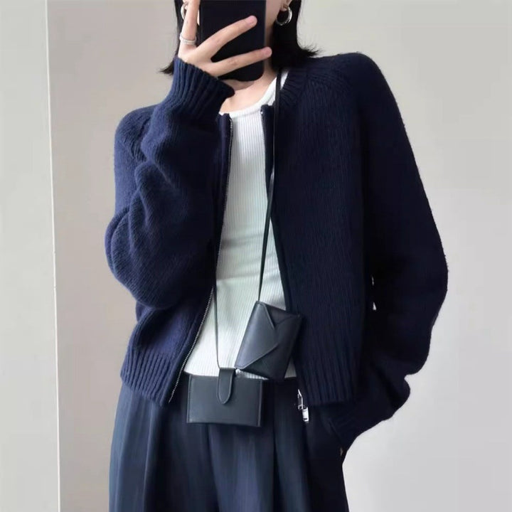 Damen Kurzjacke aus softem Feinstrick mit durchgehendem Reißverschluss und geripptem Saum Echoarchiv